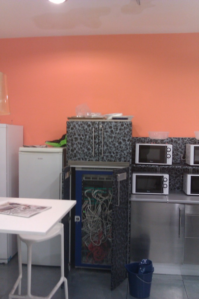 Rack en la cocina, fregona